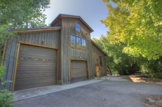 Canyon Lodge- - 8 Acres - Sleeps 10