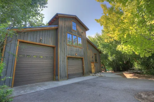 Canyon Lodge- - 8 Acres - Sleeps 10