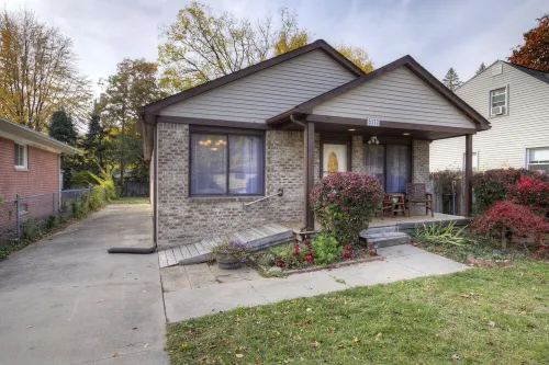 3 bedroom 2 bathroom whole house- up to 8 people Hotels in Westland