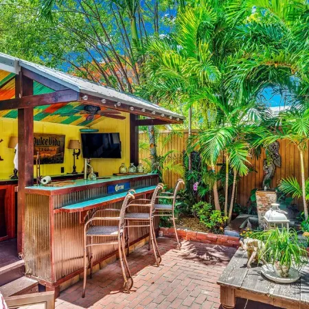 Historic Key West Gem: Private Tiki Bar, 4 En Suites, Walk to Duval & Beach