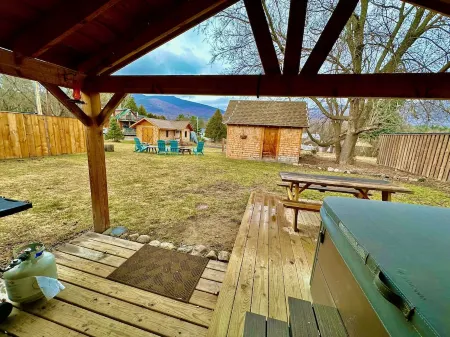 Stylish Mountain Retreat: Hot Tub, Fire Pit, Whiteface Views! Отели в г. Уилмингтон
