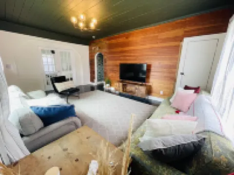 Eclectic cottage, steps from downtown Hotels in Carlton