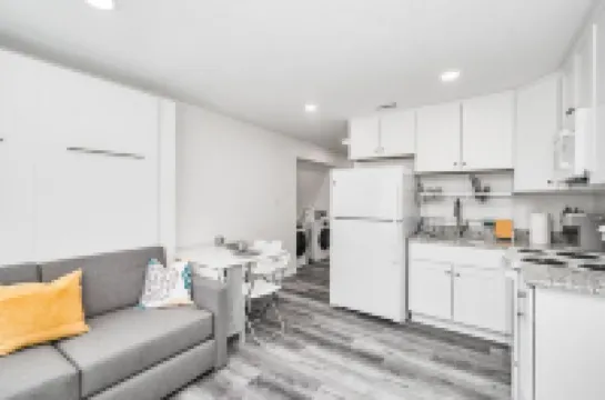 Guesthouse in ideal location with private entrance