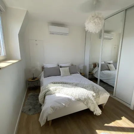 Large elegant apartment in the heart of Epernay. Quiet top floor with lovely view.