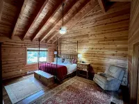 Beautiful log home-dog friendly, creek & mountain views,close to national parks