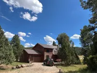 Beautiful log home-dog friendly, creek & mountain views,close to national parks