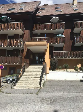 Quiet studio near the center of Allos, close to the famous lake, the Verdon and skiing. Отели рядом с достопримечательностью «Коль д'Ало»