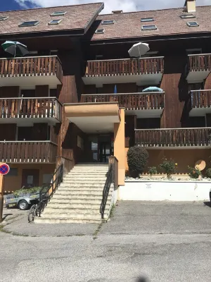 Quiet studio near the center of Allos, close to the famous lake, the Verdon and skiing. فنادق في Allos