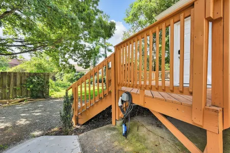 3 mins from Downtown - PS5, King Bed & EV Charger