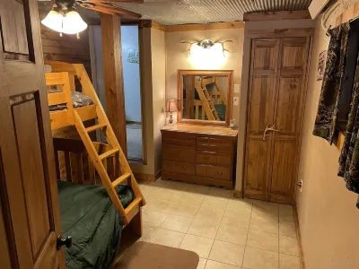 Cozy cabin getaway at the Lake