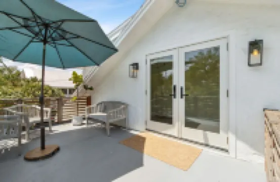 Charming Studio Loft C / Steps to Beach & Dining
