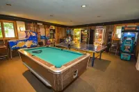 Trending Family Retreat- Deck-Pvt. Hot Tub -Clubhouse Pool, Game Room