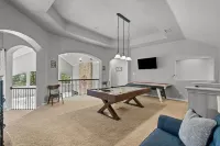 Luxurious 5 BR w/ Resort Style Pool & Theater Room in Murphy