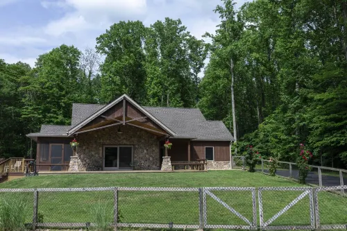 Hidden Retreat on 30 Wooded Acres 5 Miles to Town - 4-Star