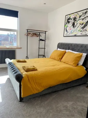 Stylish 2 Bed Apt, 2 Minute Walk From The Beach.