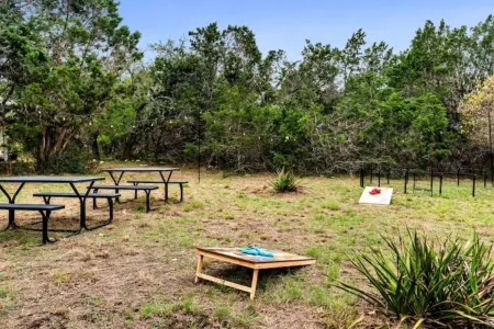 Peaceful Cabin - 8 acres Ranch Dripping Springs Venues & Breweries Отели рядом с достопримечательностью «Dreamland Dripping Springs»