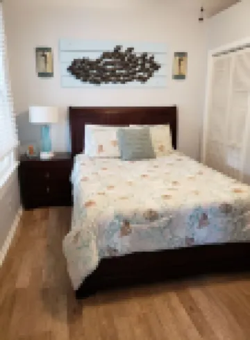 Uptown Classic Bungalow Walk to Castillo de San Marcos, Ripley's, Restaurants!!!