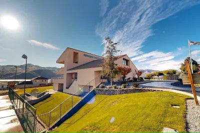 Top-Floor Newly Remodeled 2-bed Condo w/ LAKE VIEW & ACCESS, Hot Tub & 5 Pools