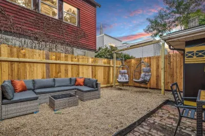 Cozy Southside Pitt home w/ Pool Table +Yard Hotel a 