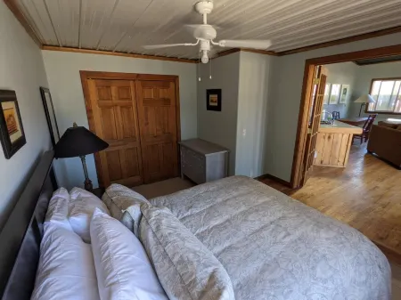 Calamity Jane's Hideaway 1-Bedroom, 1-Bath, Huge Deck, Close to Main Street