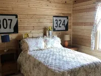 Sweet Little Bee Hive in the Ozarks! Hotels in Johnson County