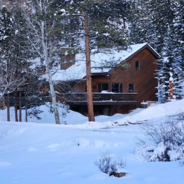 Bierhaus Cabin - Walk to RMNP, River Access! A/C.