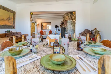 Secluded 10 Acre Desert Ranch with Hot Tub, Cowboy Pool, EV Charger & BBQ Отели рядом с достопримечательностью «Crazy Horse Ranch»