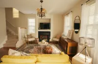 Upscale Cottage in the Heart of Downtown/ Walking Distance from the Yatch Club