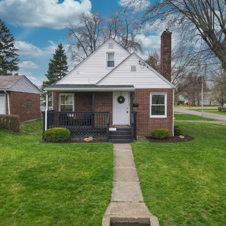 Touchdown Bungalow: Charming HOF Village Home