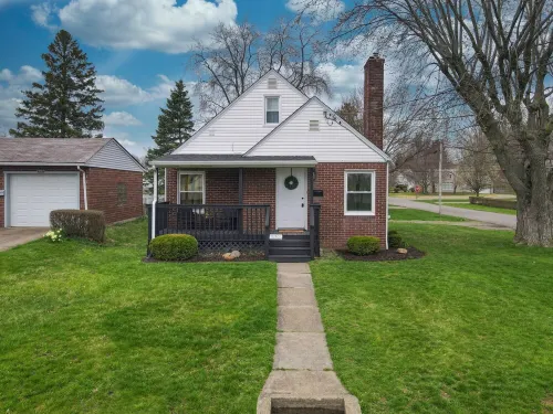 Touchdown Bungalow: Charming HOF Village Home