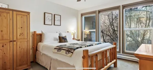 BRIGHT & COMFORTABLE CONDO CLOSE TO EVERYTHING! NICE WOOD FIREPLACE & FREE WIFI!