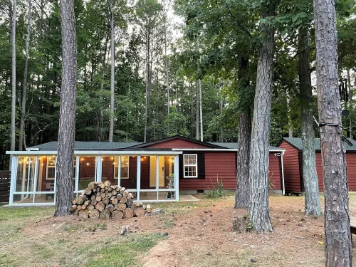 Gaston Getaway- Location, Lake, Fun & Firepit!