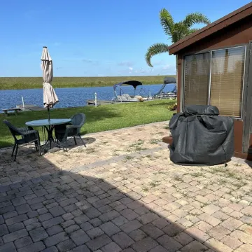Large waterfront cabin with dock and access to Lake Okeechobee Отели в г. Окичоби