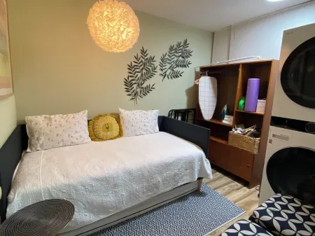 Stylish Seaside Guest House, Walking to Beach Отели рядом с достопримечательностью «Pillar Point Harbor»