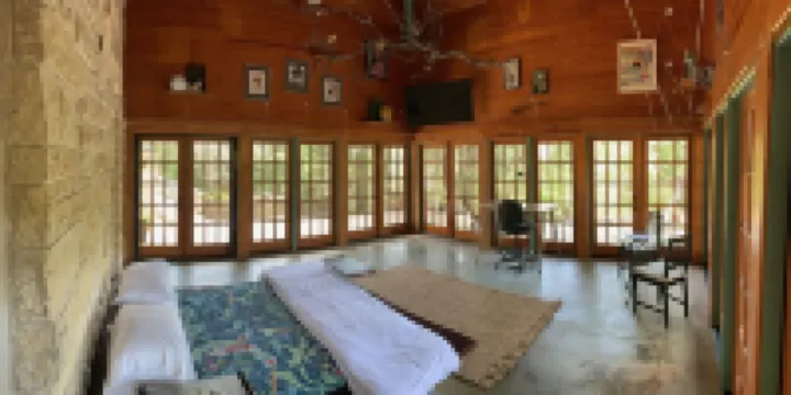 Romantic Secluded Studio with private Koi Pond and huge Natural Pool Hotels near بحيرة ترافيس