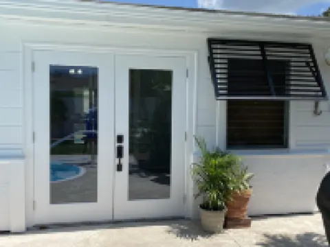 Tropical Backyard Heated Pool House Close to Beach