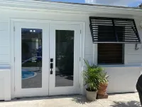 Tropical Backyard Heated Pool House Close to Beach