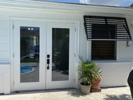 Tropical Backyard Heated Pool House Close to Beach