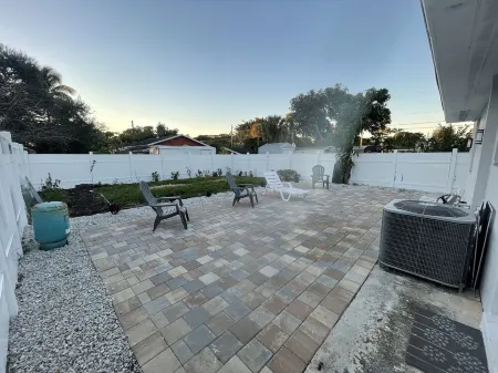 LOVELY GUEST HOUSE Отели рядом с достопримечательностью «Маунтс Ботаникал Гарден»