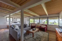 Tranquil ocean view, walk to beach, king suite