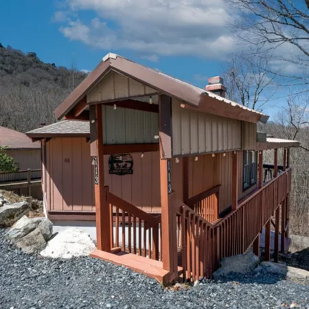 Cozy Treehouse steps from Beech Mtn ski resort, Restaurants, Trails and Fishing!