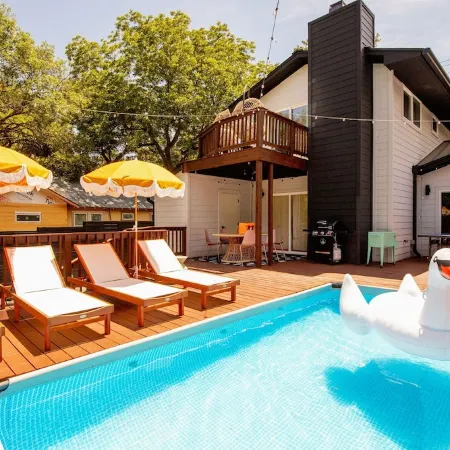 SoLa TX Twoplex: sleeps 14 / 2 pools / 2 fire pits / 2 miles to DT / 2 fun!