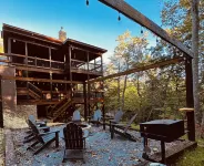 Lux Cabin-Indoor\Outdoor Living, large decks, hot tub, BBQ & Firepit, Game Room