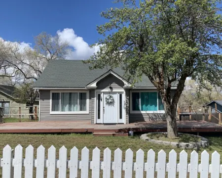 Whitetail cottage! 🦌 Spacious home with game room. Near OIT and SkyLakes. Hotels in Altamont