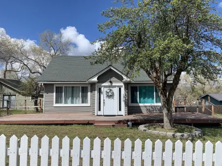 Whitetail cottage! 🦌 Spacious home with game room. Near OIT and SkyLakes. Отели в г. Алтамонт