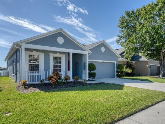 Waterside. Pet friendly. UCF area.