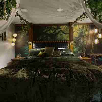 The Grove at Midtown Manor - King Beds & Hot Tub! Rooms
