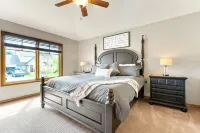 Luxury home, central, & perfect for exploring the Flathead Valley w/firepit.