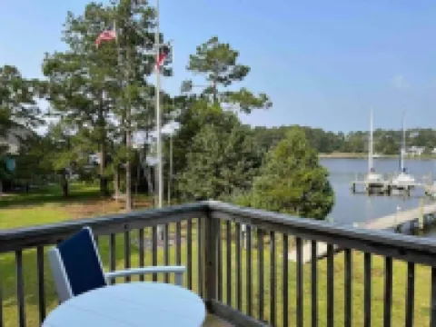 Sailor’s Choice @ Blackwell Point Marina. Pet friendly & boat slips available!