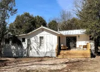 Stylish Hill Country cottage 3 blocks to Main